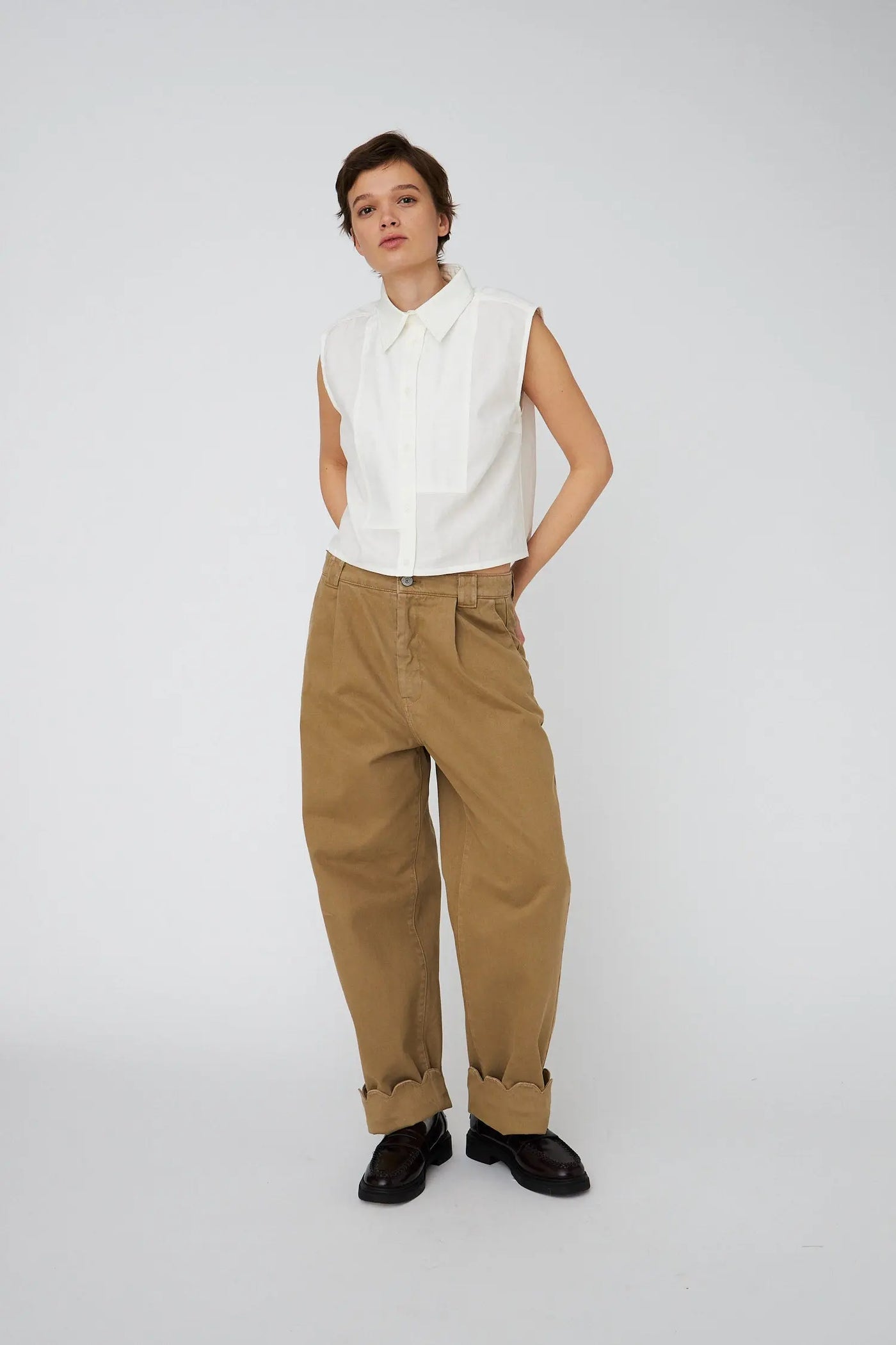 Low-Waist Cotton Trouser with Scallop Edge Dark Sand