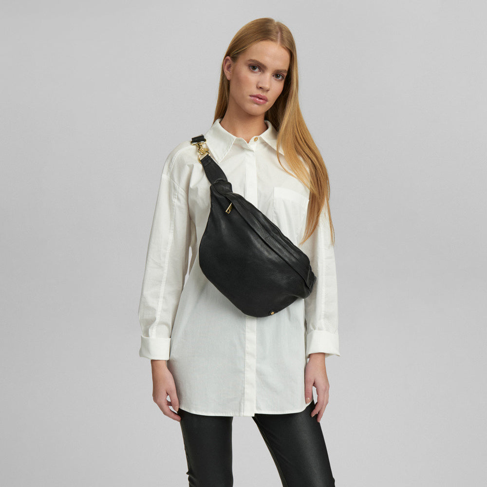 15822 - Classic Soft Leather Bum Bag