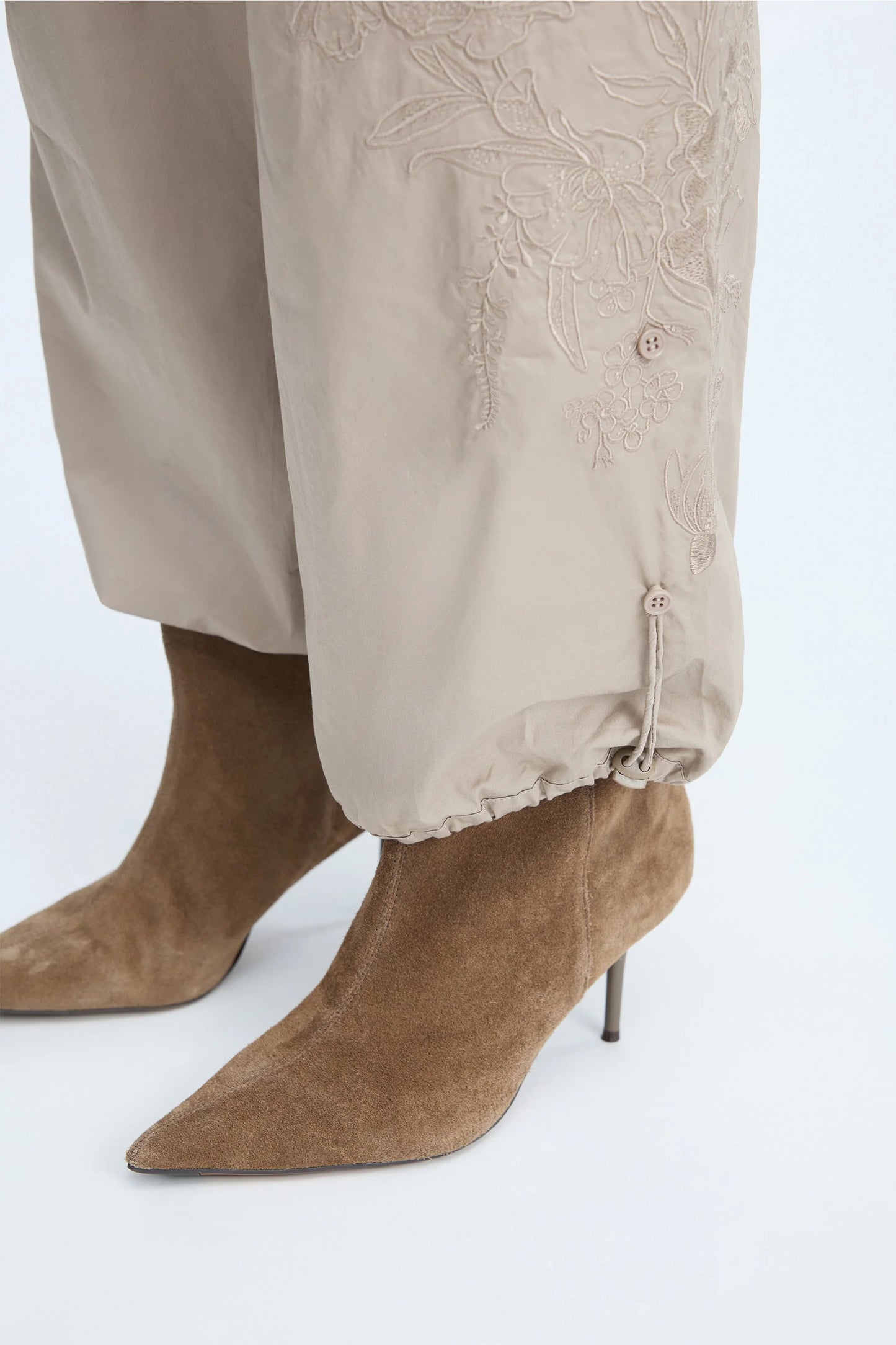 UNFORM Embroidered Loose Fit Trouser