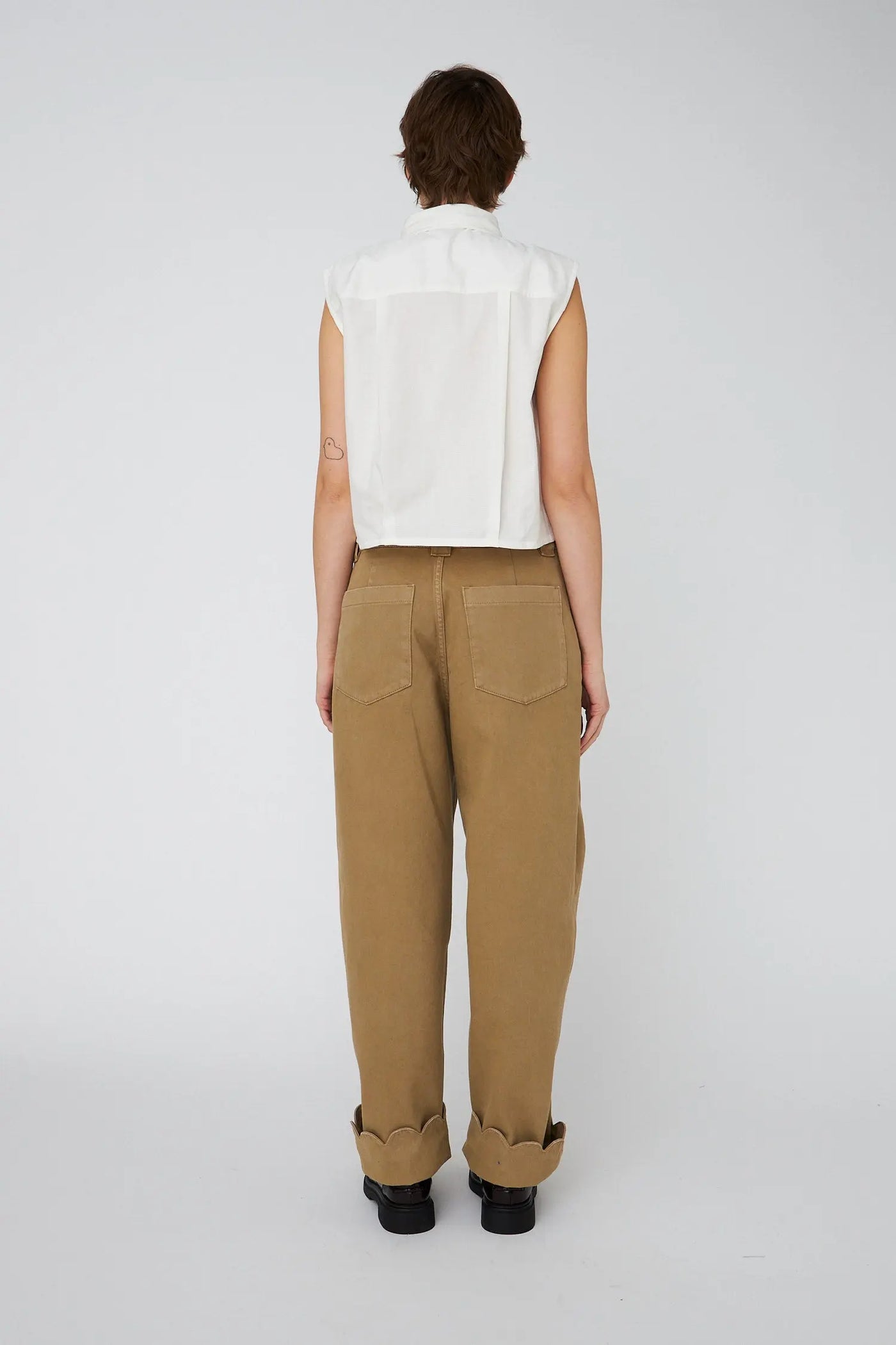 Low-Waist Cotton Trouser with Scallop Edge Dark Sand