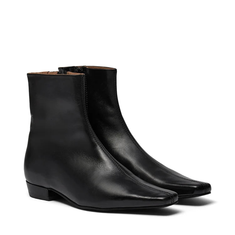PAIsla Ankle Boot with Pointy Toe Black