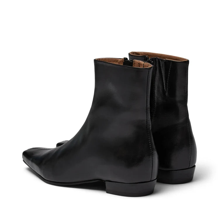 PAIsla Ankle Boot with Pointy Toe Black