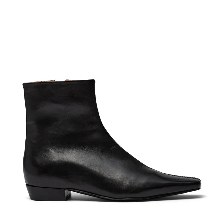 PAIsla Ankle Boot with Pointy Toe Black